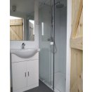 Espace salle d'eau: douche et lavabo