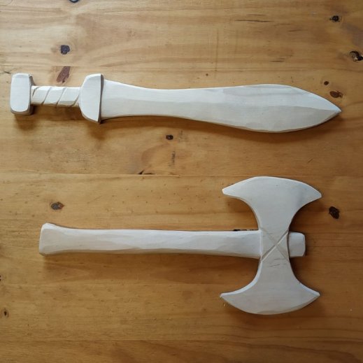 Lot de 2 jouets en bois: hache et glaive